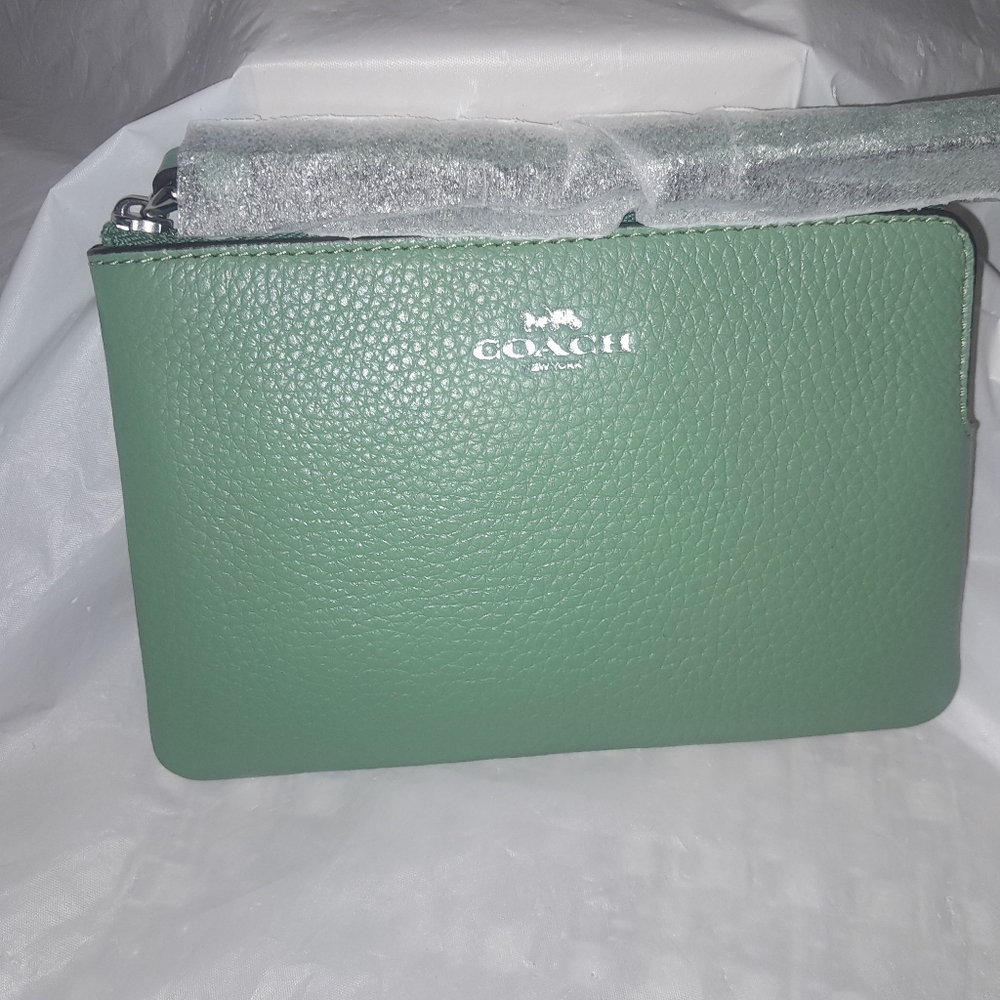 New Coach Wristlet Pebble Leather In Soft Green NWT